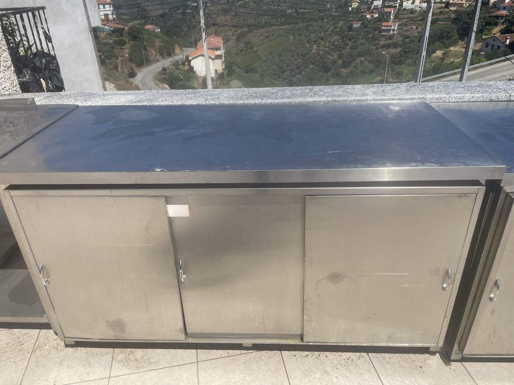 Bancoes em inox e lava copos usados