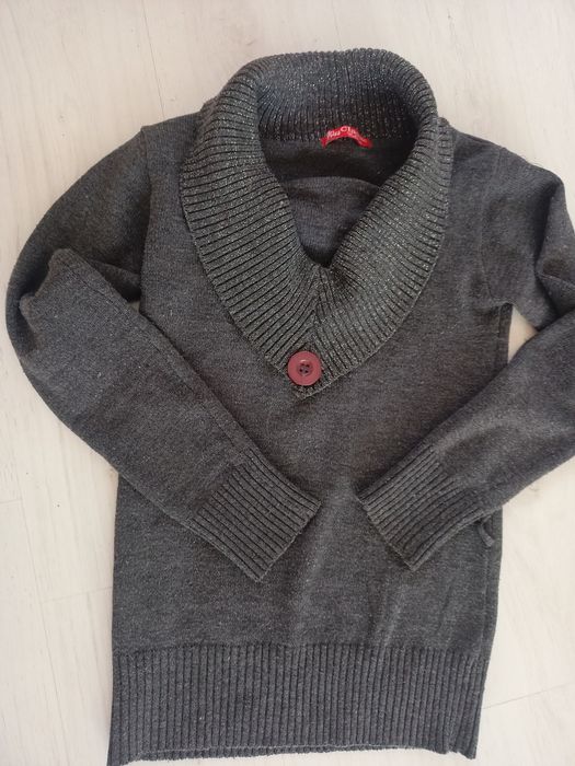 Sweter z ozdobnym dekoldzie że srebrną nitką