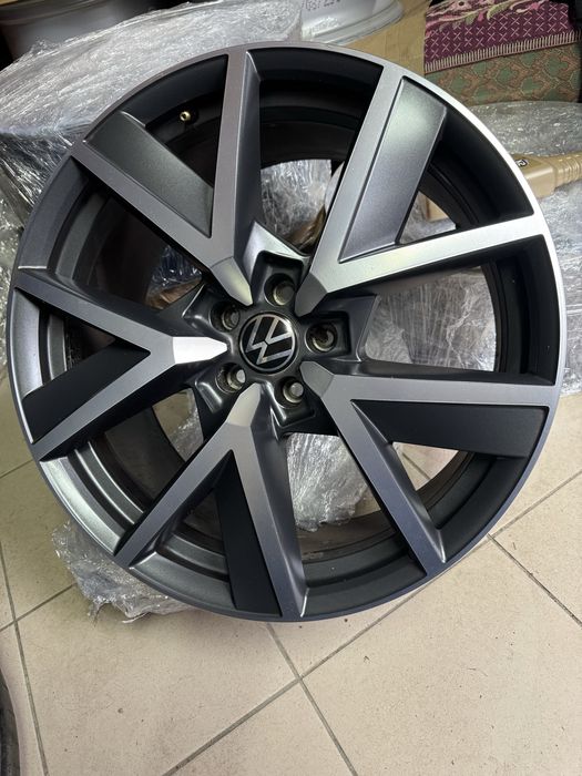 Диски Volkswagen Braga для Touareg R20 зі зимовими шинами