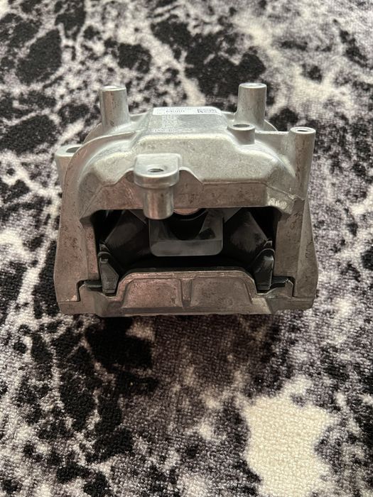 Подушка двигуна передн Прав/ліва LEMFORDER