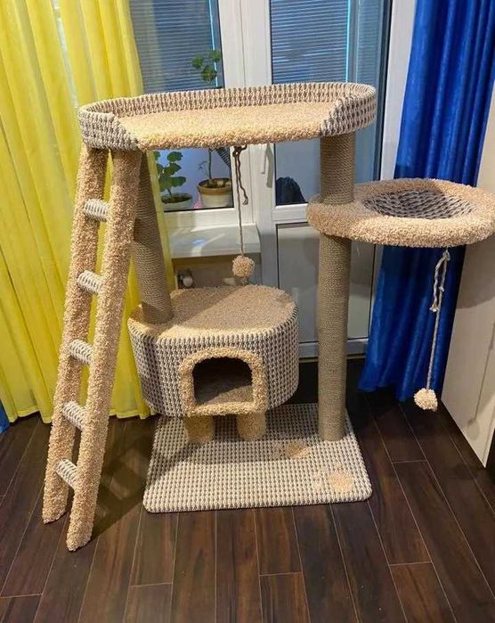 Когтеточка с домиком для котика