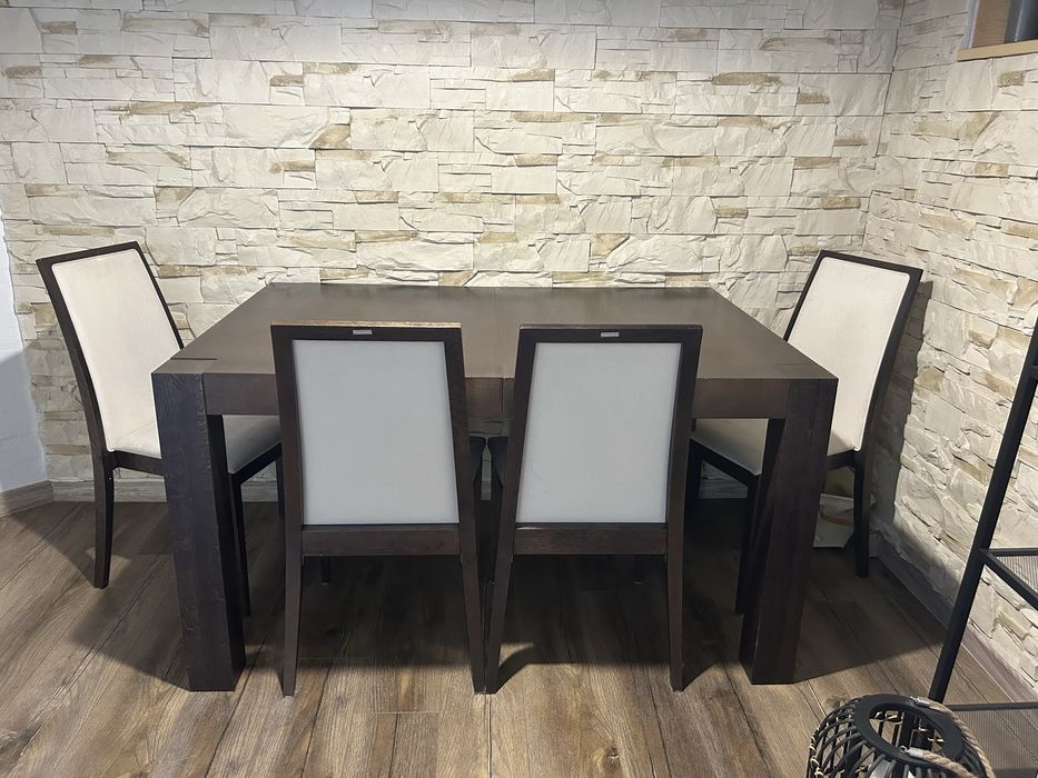 Rozkladany stół z krzeslami Paged Meble