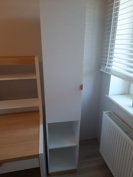 Zestaw mebli dziecięcych, stolik nocny, biurko, krzesło kominek