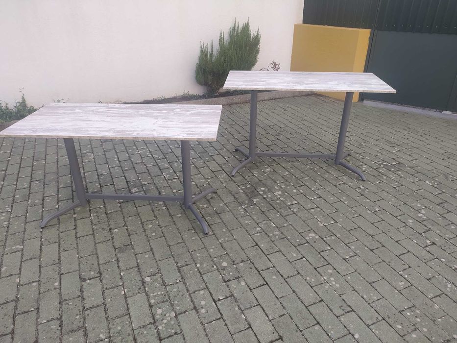 Mesas quadradas (30€) e mesas retangulares (35€)