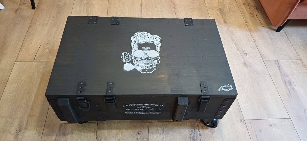 Dizajnerski stolik na kółkach ze skrzyni po amunicji