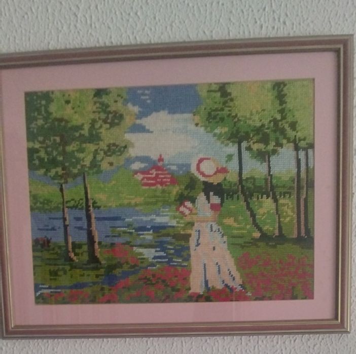 Quadro bordado à mão, em tons suaves.