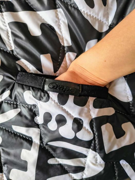 Stylowa kurtka z oryginalnym wzorem – stan idealny