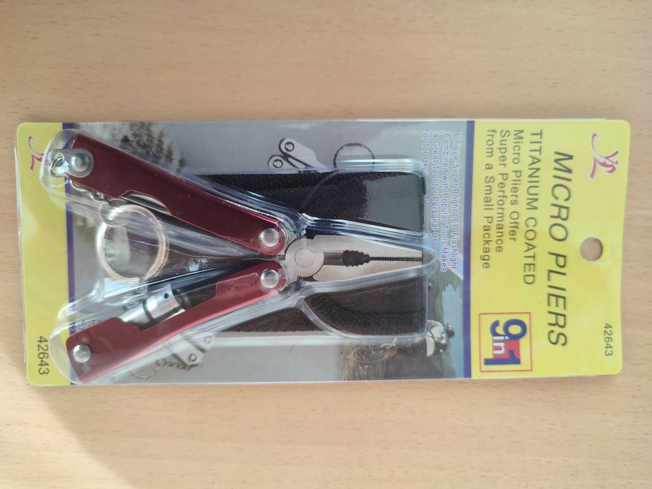 Титановый мультитул 9в1(плоскогубцы фонарик нож отвертка чехол).