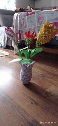 Kwiaty w wazonie z origami modułowego.