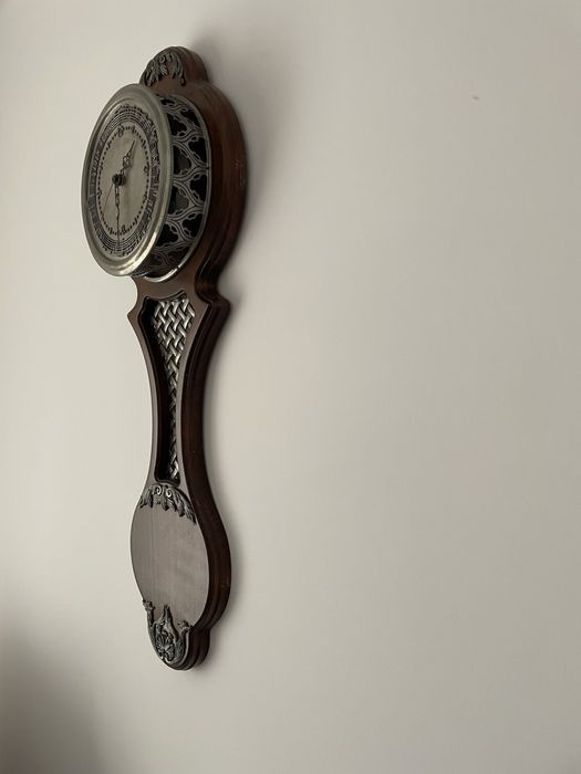 Relógio de parede em madeira e estanho