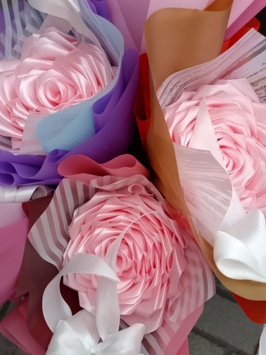 Розы из атласной ленты