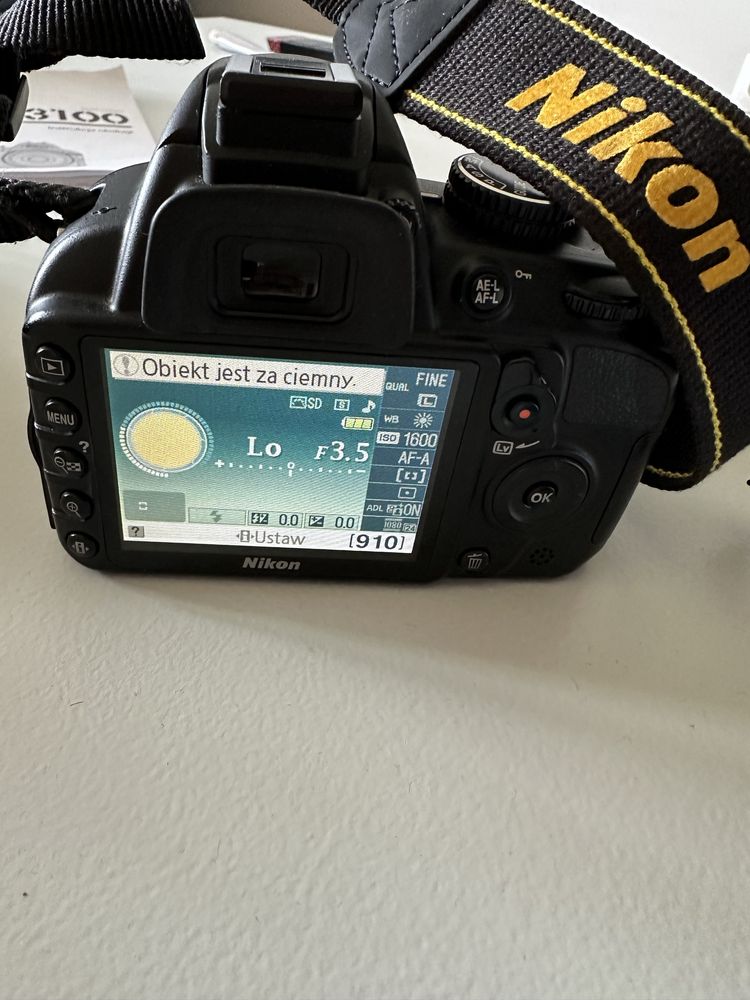 Nikon D3100 z dodatkowym obiektywem i torbą