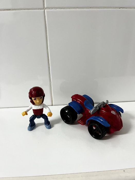Patrulha pata e seus veiculos.