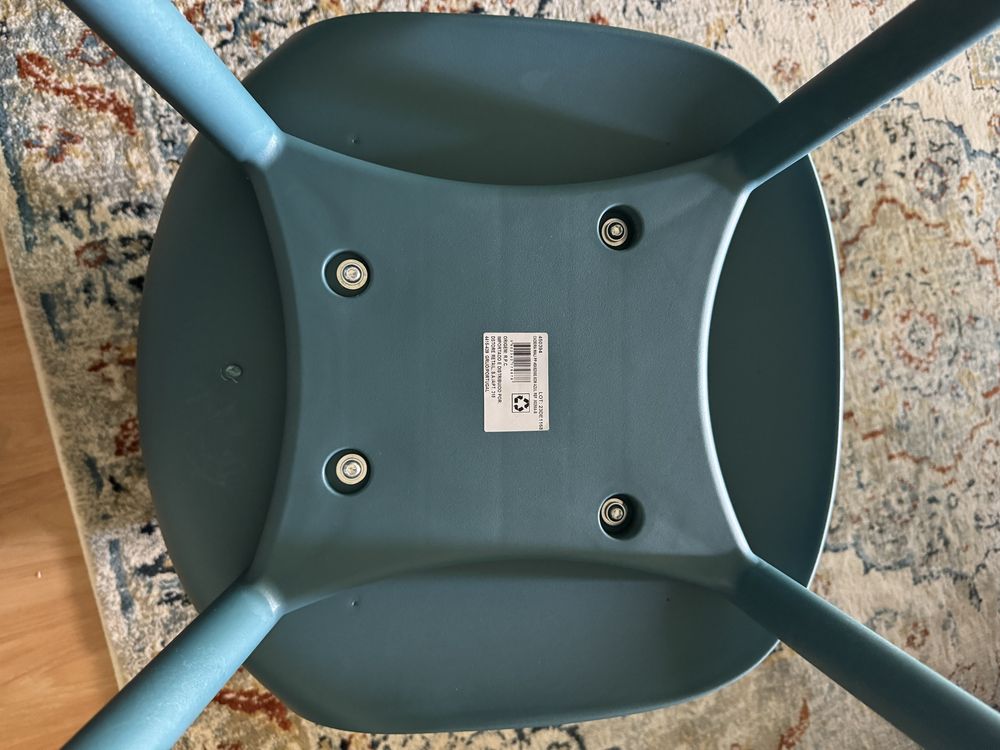60 eur pelo conjunto de 6 cadeiras Mali , cor azul, como novas