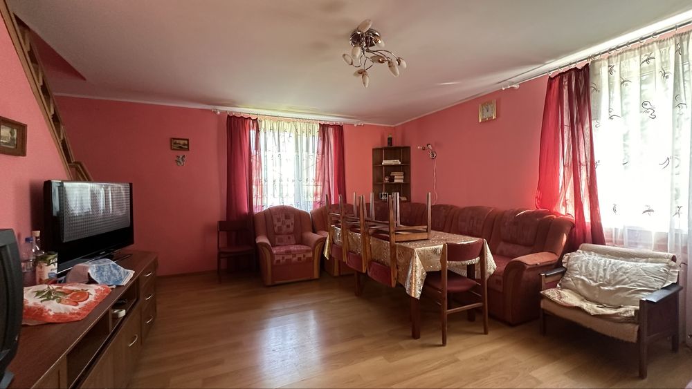 Продається капітальний будинок в Зарічанах з ділянкою та зручностями