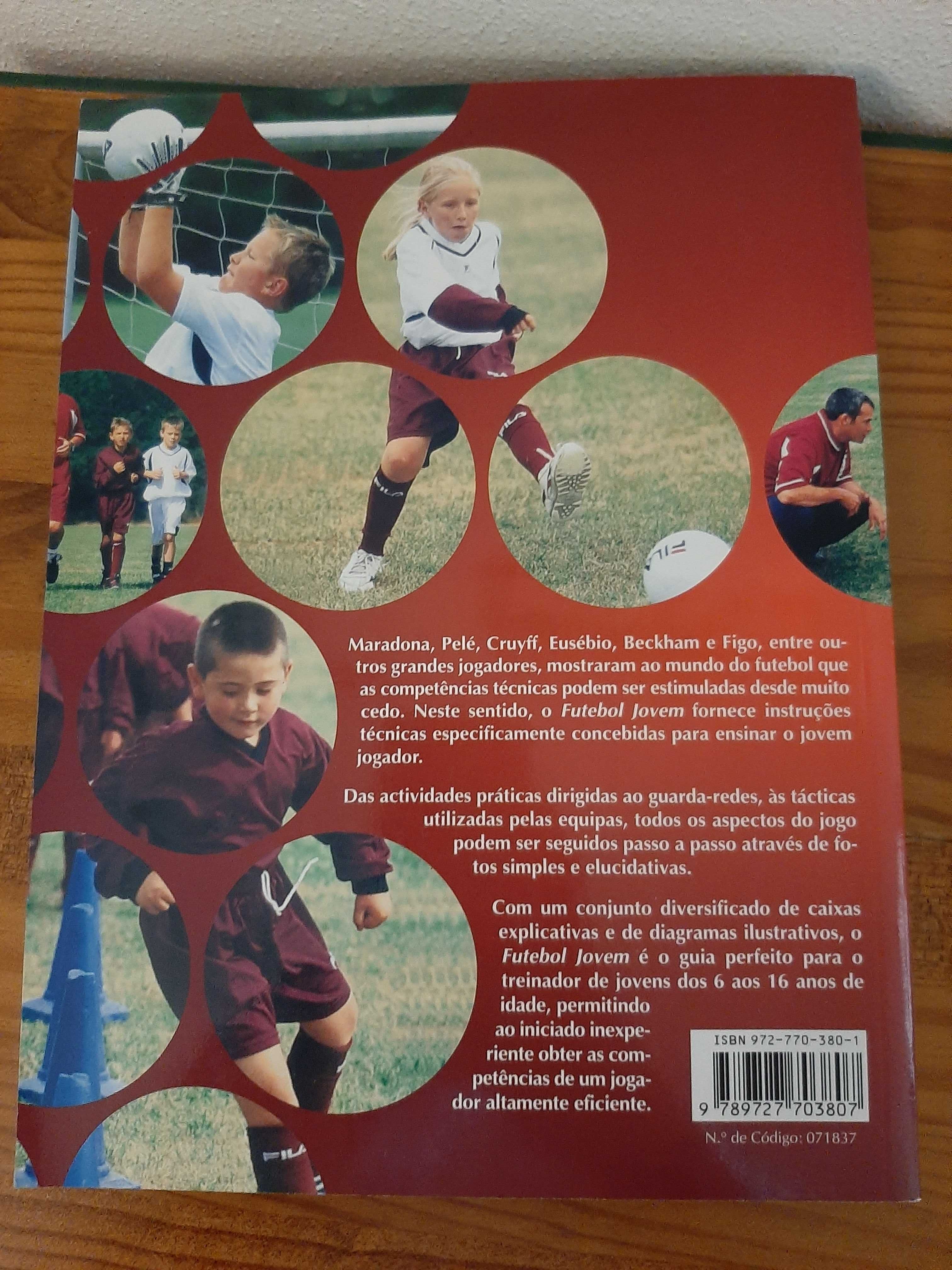 Livro Futebol Jovem de Adam Ward e Trevor Lewin