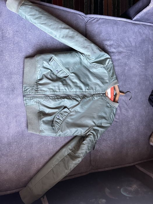 Зелёный дутый бомбер Hollister