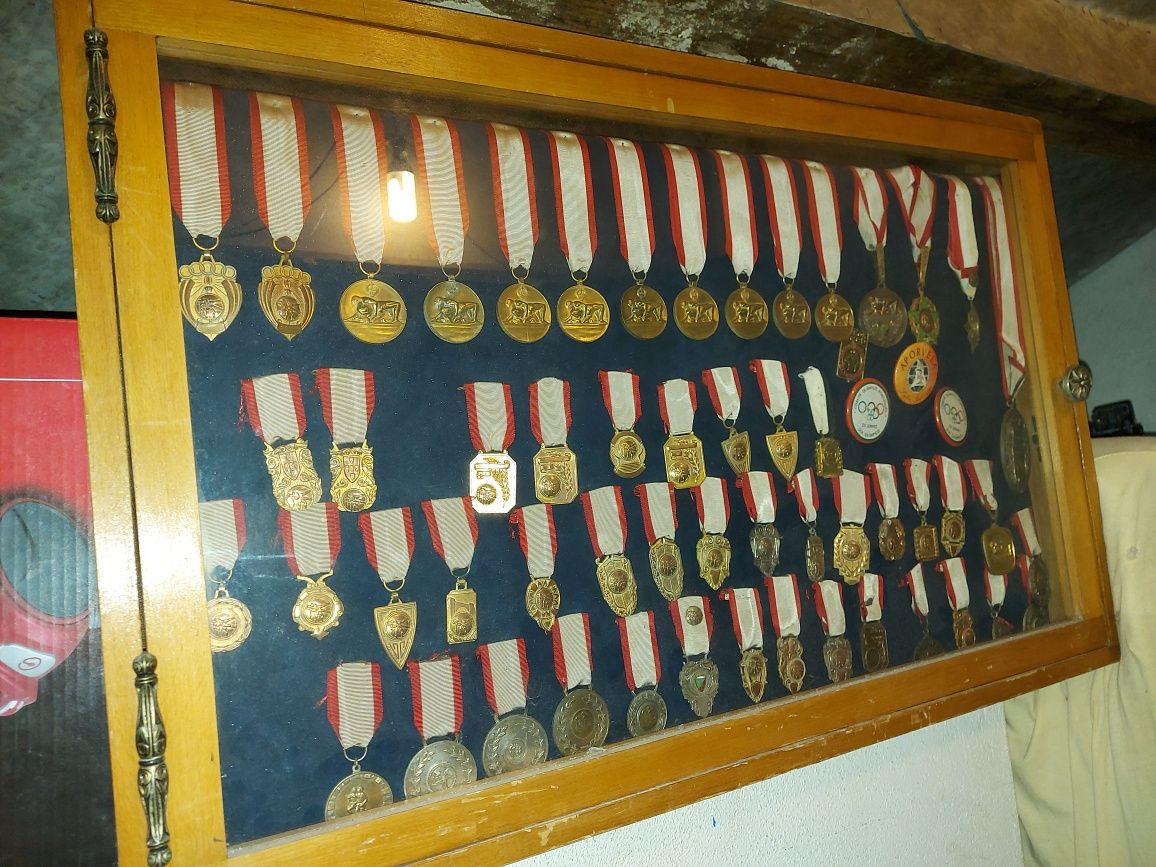 Vitrine com mais de cinquenta medalhas desportivas