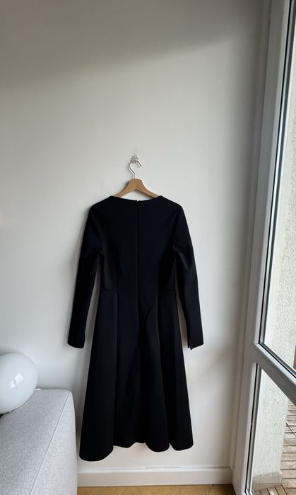 COS czarna sukienka z długim rękawem długa rozkloszowana S 36