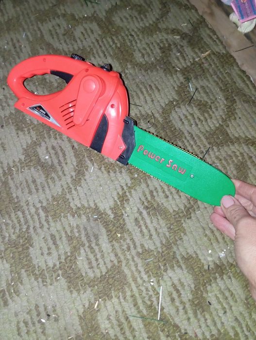 Piła motorowa dla chłopca