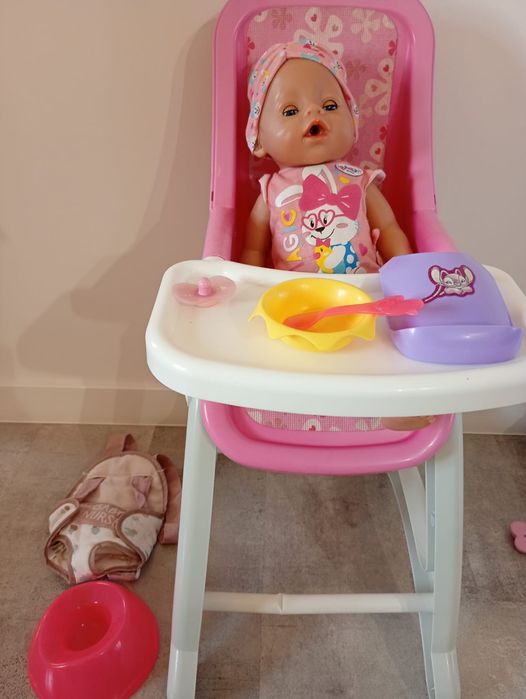 Baby Born z krzesełkiem do karmienia i nosidlem