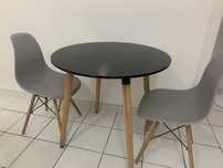 Mesa com duas cadeiras