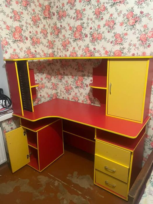 Компʼютерний стіл