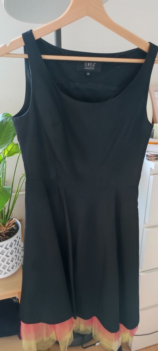 Czarna sukienka Simple w rozmiarze 36.