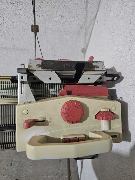 Máquina  de tricotar com fio de la Passap Duomatic.