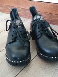 Buty czarne ze zdobieniami