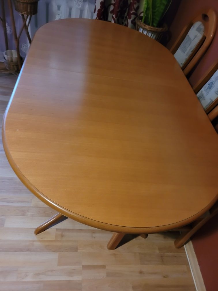 Stół drewniany w kolorze olcha.