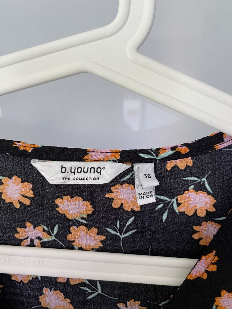 Śliczna, czarna sukienka w pomarańczowe i różowe kwiaty babydoll