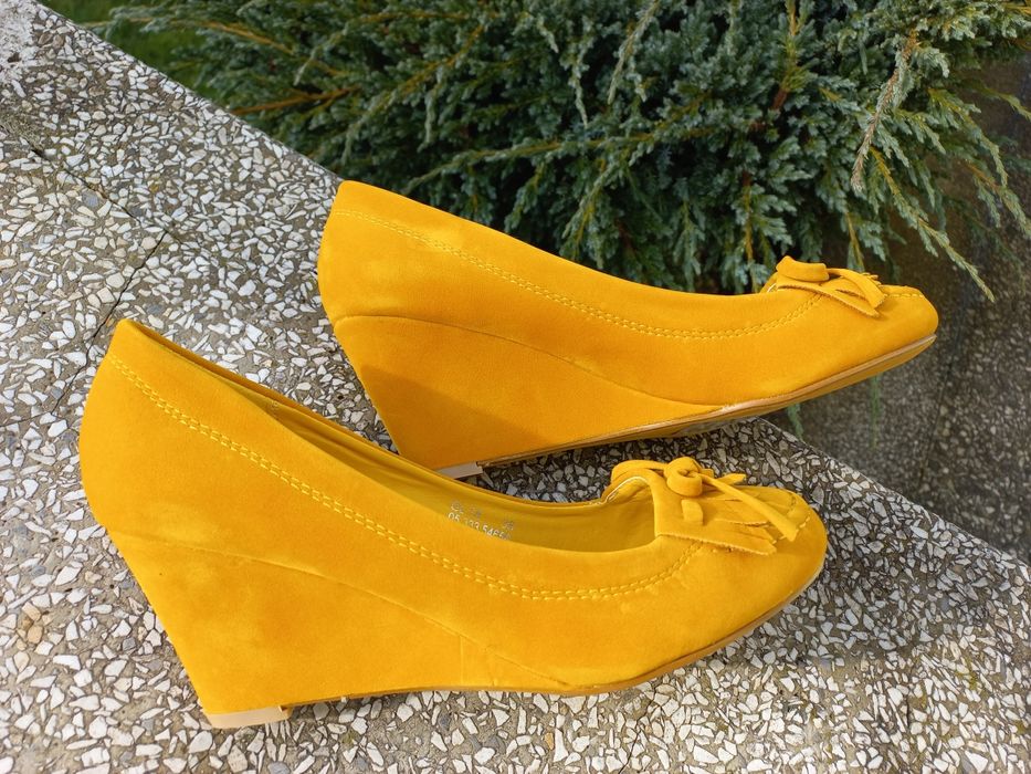 Czółenka żółte NOWE zamsz rozm.38 koturna