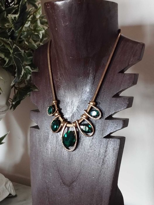 Colar Dourado com Pedras Verde Marinho