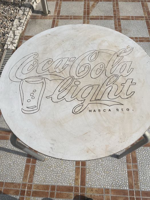 Mesa de jardim usada