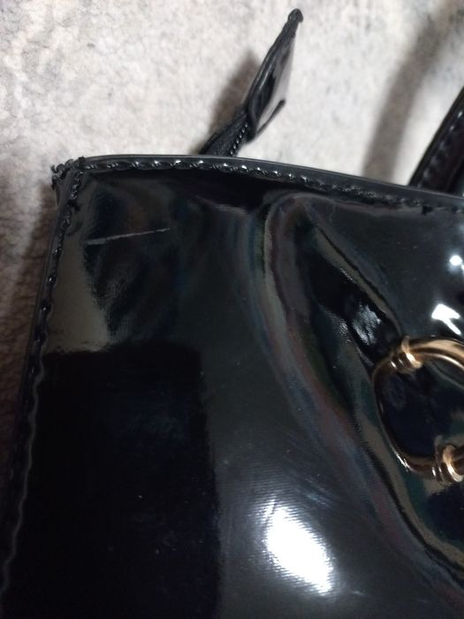 Чорна жіноча сумка .З натурального  лака.