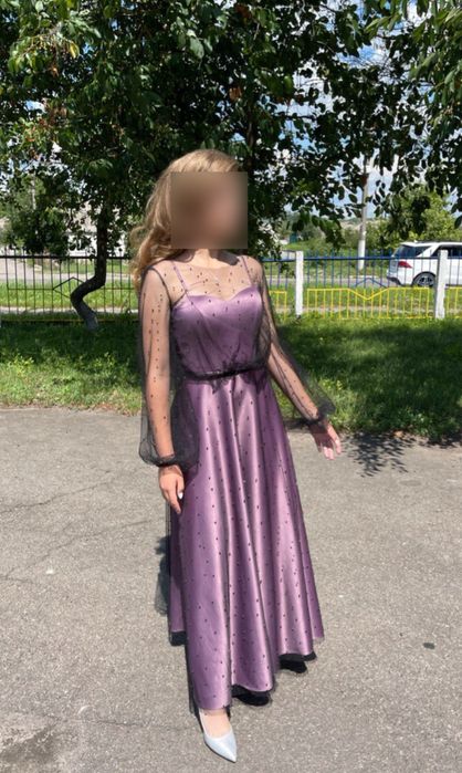 Випускна сукня з чорною накидкою