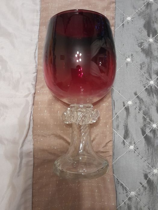 Szklana waza z epoki PRL