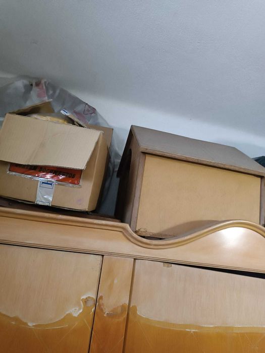 Casota de cão pequeno de madeira e cortiça