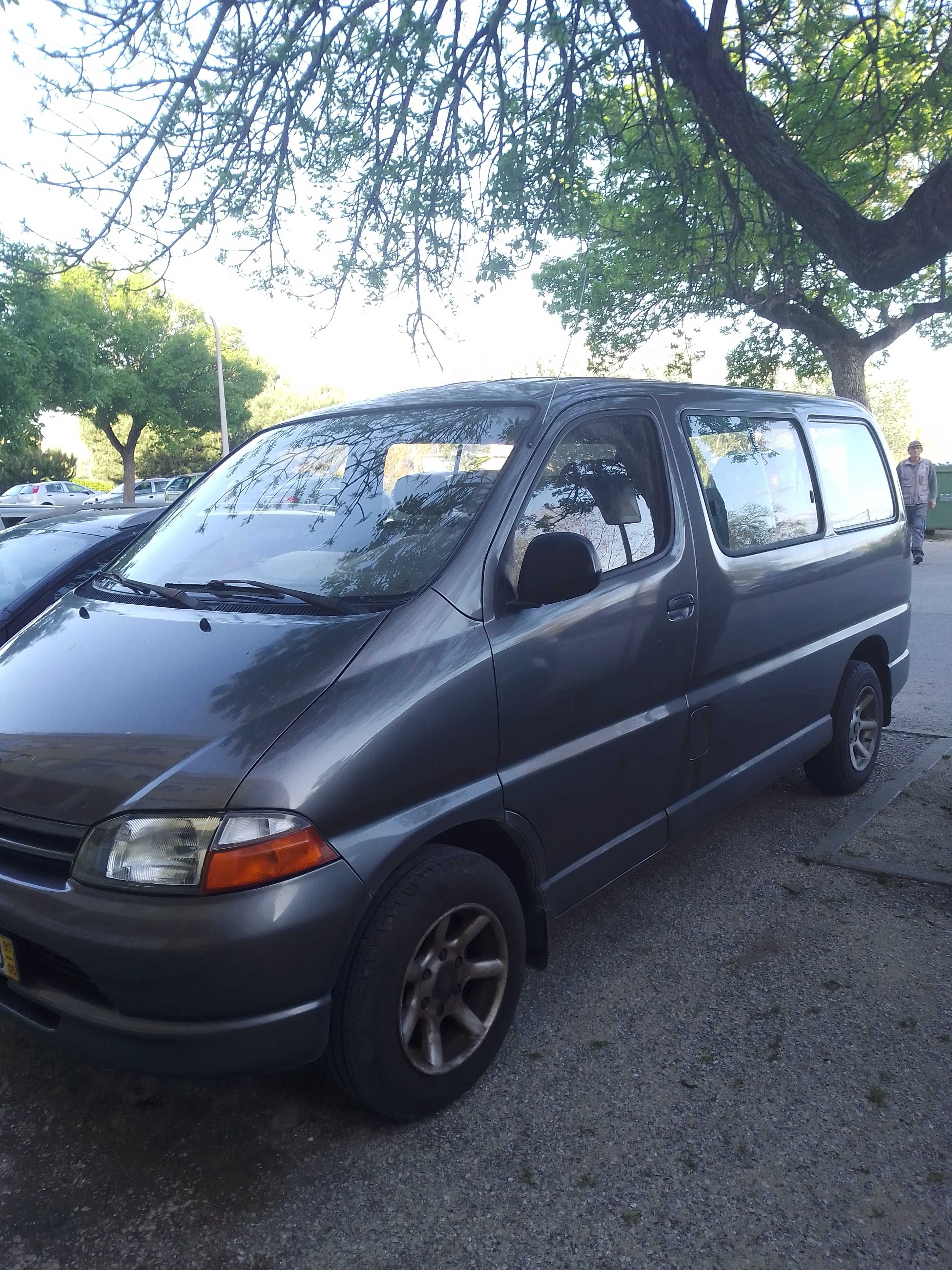 Toyota HiAce 9 lugares 2.4 diesel