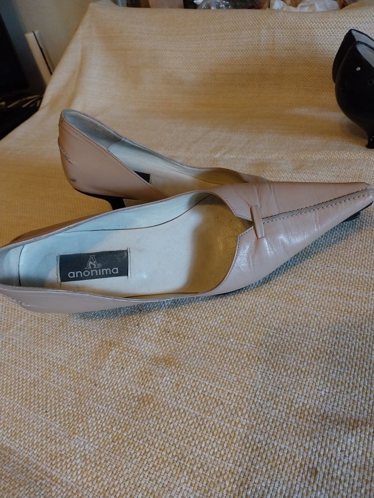Sapatos com pouco uso nao estou a calçar saltos finos