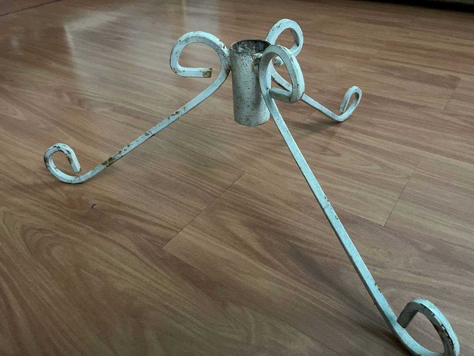 железная крепкая подставка