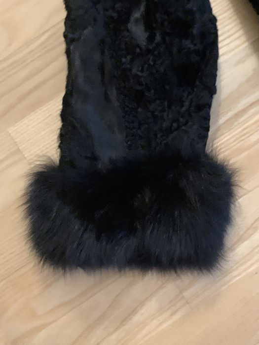 Piękna czarna karakułowa kurtka obszycie lisem.