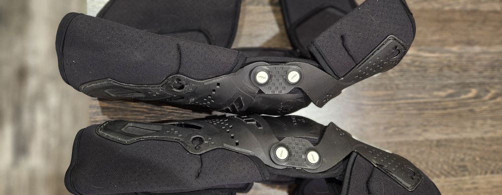 Продам шарнирні наколінники Thor