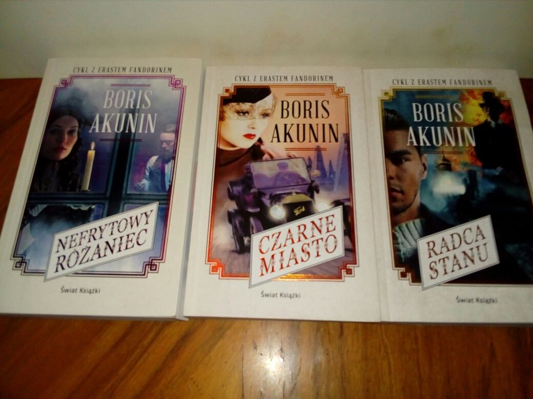 Akunin Boris - Nie żegnam się, Czarne miasto, Koronacja, Azazel