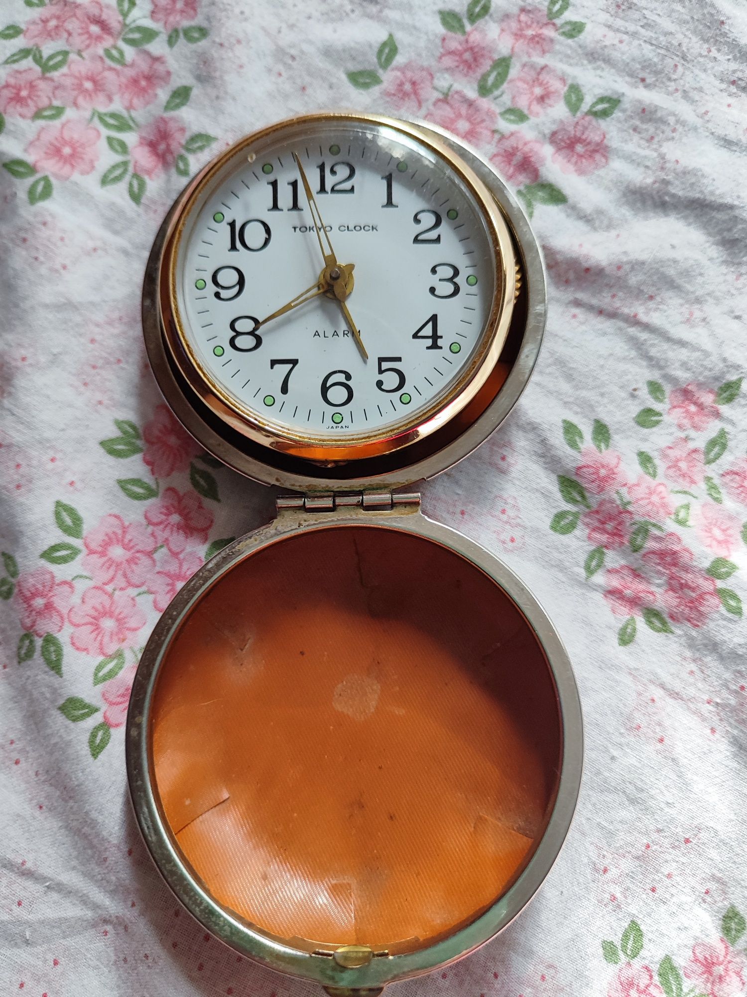 Годинник,будильник.