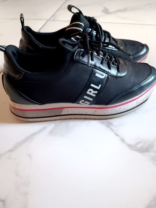 Спортивні кросівки