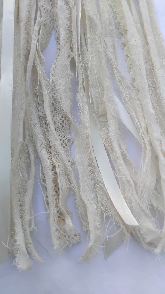 Adorno de parede estilo boho chic com flores em tecido e renda