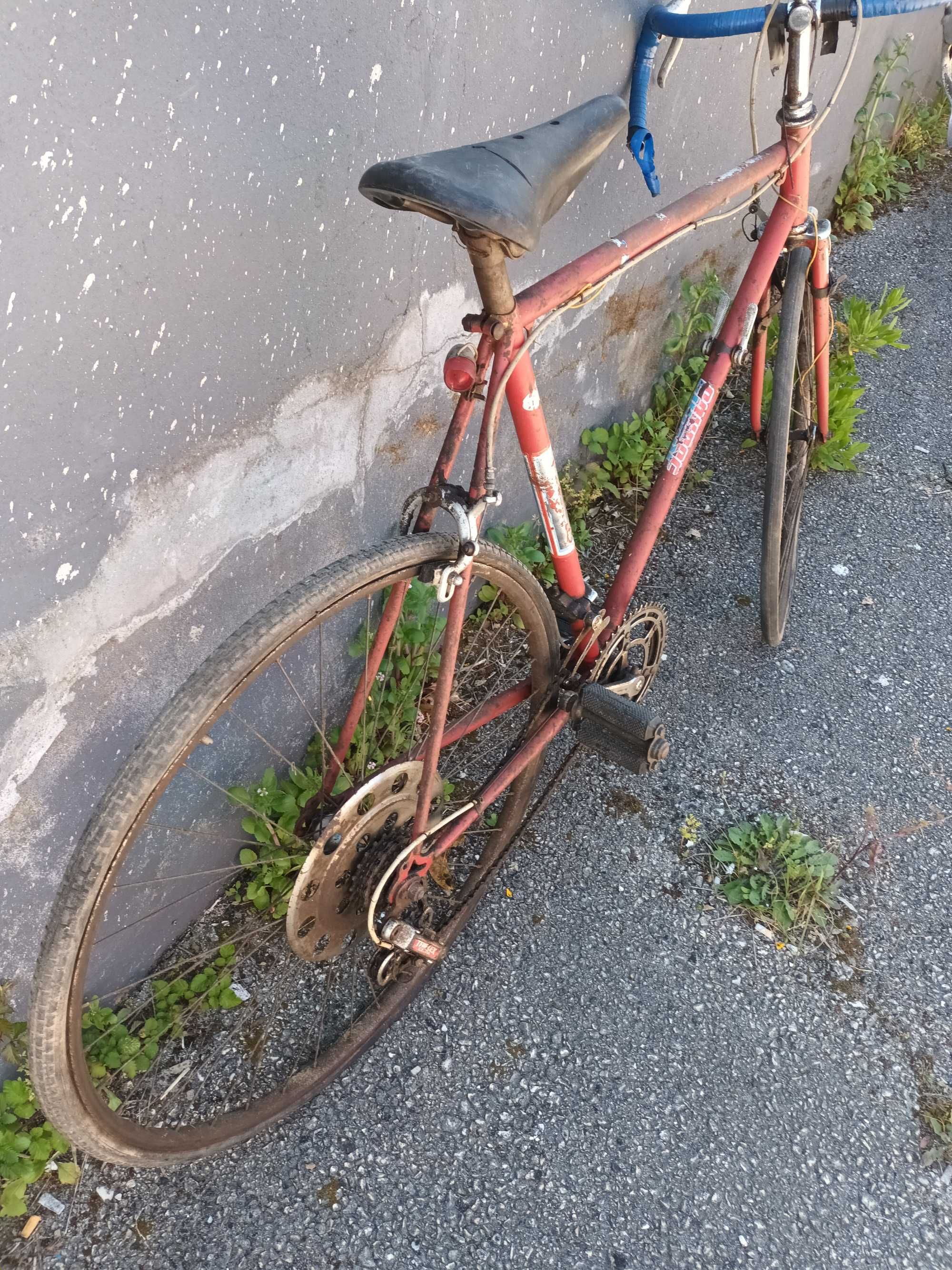 Bicicleta antiga de corrida para restauro