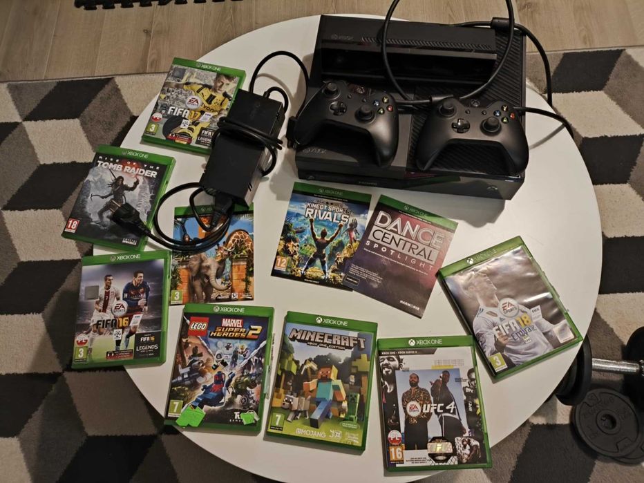 XBOX ONE 500 GB (kinect, 2 pady, 10 gier)